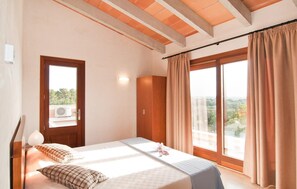 5 bedrooms, in-room safe, iron/ironing board, travel cot - Lovely home in Campos with private swimming pool, can be inside or outside (Campos)