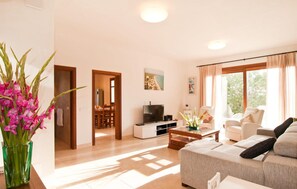 TV, DVD player, ping pong - Lovely home in Campos with private swimming pool, can be inside or outside (Campos)