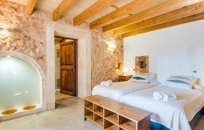 5 bedrooms, in-room safe, iron/ironing board, travel cot - Awesome home in Algaida with private swimming pool, can be inside or outside (Algaida)