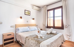 3 bedrooms, in-room safe, iron/ironing board, travel cot - Awesome home in Portocolom with private swimming pool, can be inside or outside (Portocolom)