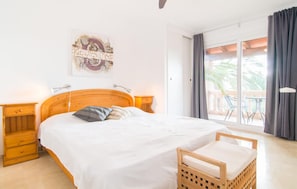 4 bedrooms, iron/ironing board, travel cot, free WiFi - Awesome home in Cales de Mallorca (Cales de Mallorca)