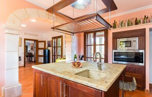 Fridge, oven, stovetop, coffee/tea maker - Amazing home in Selva with private swimming pool, can be inside or outside (Selva)