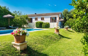 Pool - Nice home in Can Picafort with private swimming pool, can be inside or outside (Can Picafort)