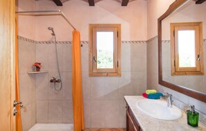Shower, hair dryer - Nice home in Can Picafort with private swimming pool, can be inside or outside (Can Picafort)