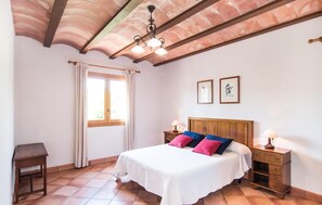 3 bedrooms, iron/ironing board, travel crib, free WiFi