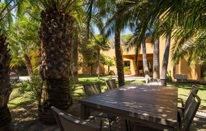 Outdoor dining - Beach front home in Cala Millor (Cala Millor)