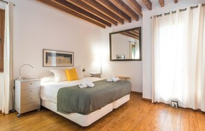 4 bedrooms, in-room safe, iron/ironing board, travel cot - Beach front home in Cala Millor (Cala Millor)