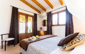 3 bedrooms, in-room safe, iron/ironing board, travel cot - Beautiful home in Pollenca with private swimming pool, can be inside or outside (Pollenca)
