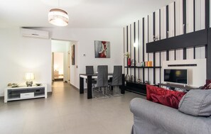 Televisión, reproductor de DVD y tenis de mesa 