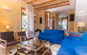 TV, DVD player - Gorgeous home in Campos with private swimming pool, can be inside or outside (Campos)