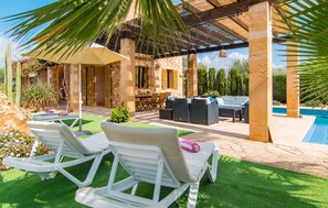 Outdoor dining - Gorgeous home in Campos with private swimming pool, can be inside or outside (Campos)