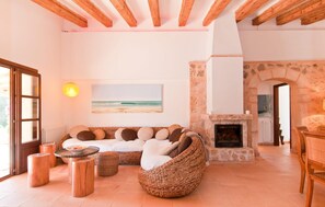 TV, DVD player - Stunning home in Sa Font de Sa Cala (Sa Font de Sa Cala)