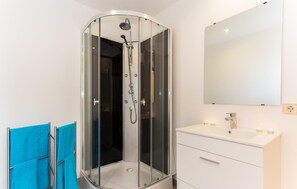 Shower, hair dryer - Cozy home in Manacor with private swimming pool, can be inside or outside (Manacor)