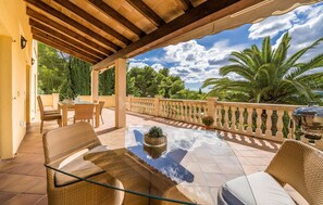 Outdoor dining - Nice home in Costa dels Pins (Costa dels Pins)