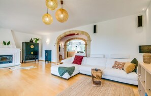 TV - Nice home in Costa dels Pins (Costa dels Pins)
