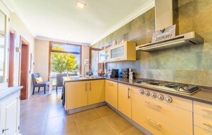 Fridge, microwave, oven, stovetop - Beach front home in Sa Rapita (Sa Rapita)