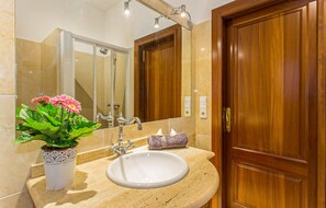 Shower, hair dryer - Beautiful home in Porto Cristo (Porto Cristo)