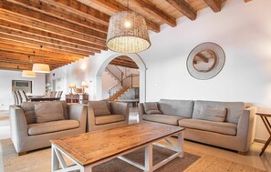TV, DVD player - Amazing home in Cales de Mallorca (Cales de Mallorca)