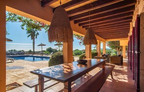 Outdoor dining - Amazing home in Cales de Mallorca (Cales de Mallorca)