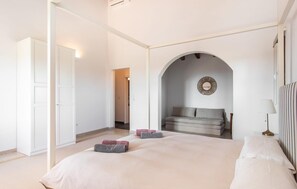 5 bedrooms, iron/ironing board, travel cot, free WiFi - Amazing home in Cales de Mallorca (Cales de Mallorca)