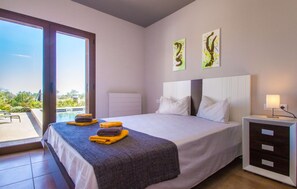 4 bedrooms, in-room safe, iron/ironing board, travel cot - Cozy home in Campos with private swimming pool, can be inside or outside (Campos)