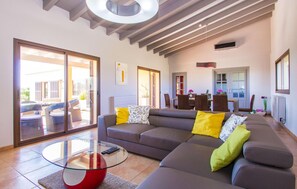 TV - Cozy home in Campos with private swimming pool, can be inside or outside (Campos)