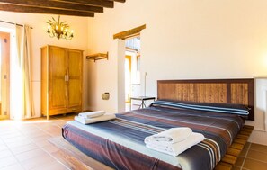 5 chambres, coffres-forts dans les chambres, fer et planche à repasser