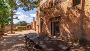 Outdoor dining - Beautiful home in Cas Concos des Cavalle (Cas Concos des Cavalle)