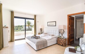 4 makuuhuonetta, tallelokero huoneessa, silitysrauta/-lauta