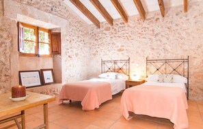 4 bedrooms, iron/ironing board, travel cot, free WiFi - Cozy home in Ses Covetes with private swimming pool, can be inside or outside (Ses Covetes)