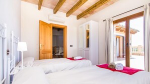 5 slaapkamers, een strijkplank/strijkijzer, reisbedje, gratis wifi
