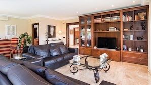 TV, table tennis - Nice home in Alcudia with private swimming pool, can be inside or outside (Alcudia)