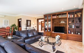 TV, ping pong - Nice home in Alcudia with private swimming pool, can be inside or outside (Alcudia)