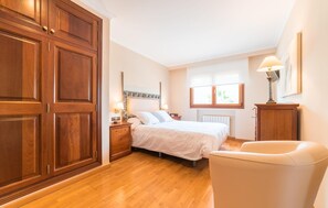 4 chambres, fer et planche à repasser, lit de bébé portatif