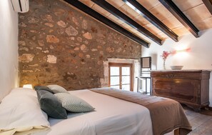 2 bedrooms, travel cot, free WiFi - Cozy home in Sant Llorenc with private swimming pool, can be inside or outside (Sant Llorenc)