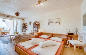 3 bedrooms, iron/ironing board, travel cot, free WiFi - Gorgeous home in Colonia de Sant Pere (Colonia de Sant Pere)