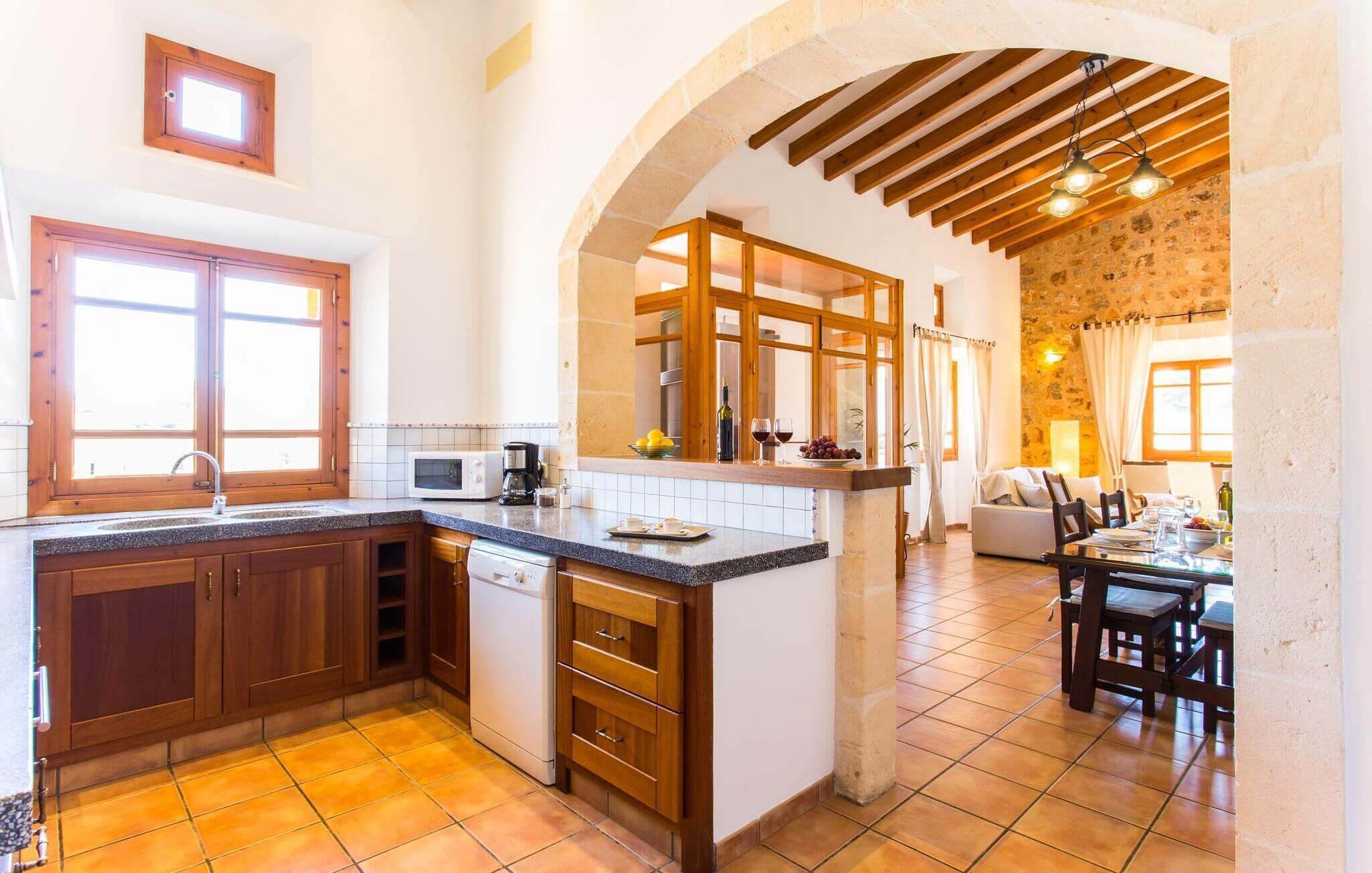 Een koelkast, een oven, een kookplaat, een vaatwasser