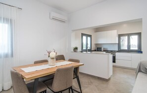 Dining - Stunning home in Buger with private swimming pool, can be inside or outside (Buger)
