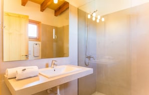 Shower, hair dryer - Beach front home in Porto Cristo (Porto Cristo)