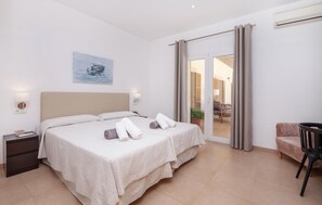 4 bedrooms, iron/ironing board, travel crib, free WiFi - Beautiful home in Campos with private swimming pool, can be inside or outside (Campos)