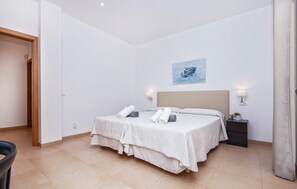 4 bedrooms, iron/ironing board, travel cot, free WiFi - Beautiful home in Campos with private swimming pool, can be inside or outside (Campos)