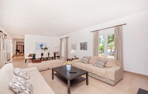Smart TV, table tennis - Beautiful home in Campos with private swimming pool, can be inside or outside (Campos)