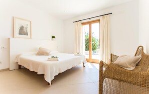 4 bedrooms, iron/ironing board, travel cot, free WiFi - Lovely home in Son Servera with private swimming pool, can be inside or outside (Son Servera)