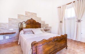 3 bedrooms, iron/ironing board, travel cot, free WiFi - Luxurious home in Campos with private swimming pool, can be inside or outside (Campos)