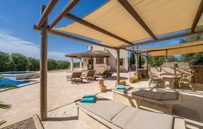 Outdoor dining - Amazing home in Manacor with private swimming pool, can be inside or outside (Manacor)