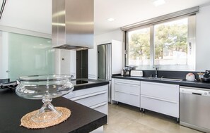 Fridge, microwave, oven, stovetop - Luxurious home in Vallgornera (Vallgornera)