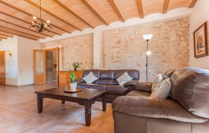 TV, DVD player, ping pong - Gorgeous home in Ariany with private swimming pool, can be inside or outside (Ariany)