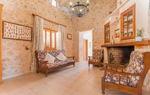 TV, DVD player, ping pong - Gorgeous home in Ariany with private swimming pool, can be inside or outside (Ariany)
