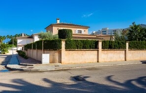Il s’agit d’une propriété résidentielle dotée d’un toit en tuiles, d’un mur en pierre et d’une allée pavée.