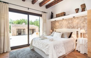 5 habitaciones, tabla de planchar con plancha y cuna de viaje 